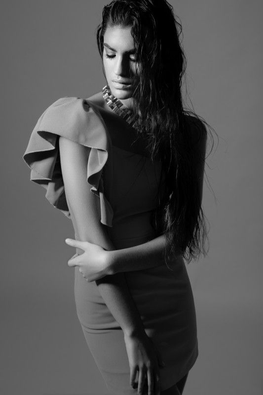 Vestido de coctel corto recto asimetrico con volante en un hombro color aguamarina daluna